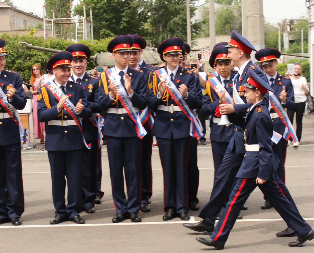 Кадетский корпус следственного комитета. Кадетский корпус Следственного комитета в Москве. Форма одиннадцатиклассников Сибирского кадетского корпуса. Последний звонок в кадетском корпусе Волгоград. ККСКРФ последний звонок.