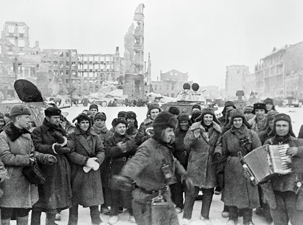 Советские солдаты празднуют победу