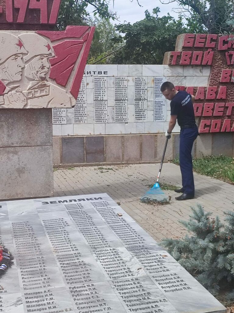 В период летних каникул волгоградские кадеты приводят в порядок мемориалы  героев Великой Отечественной войны и памятники | Волгоградский кадетский  корпус