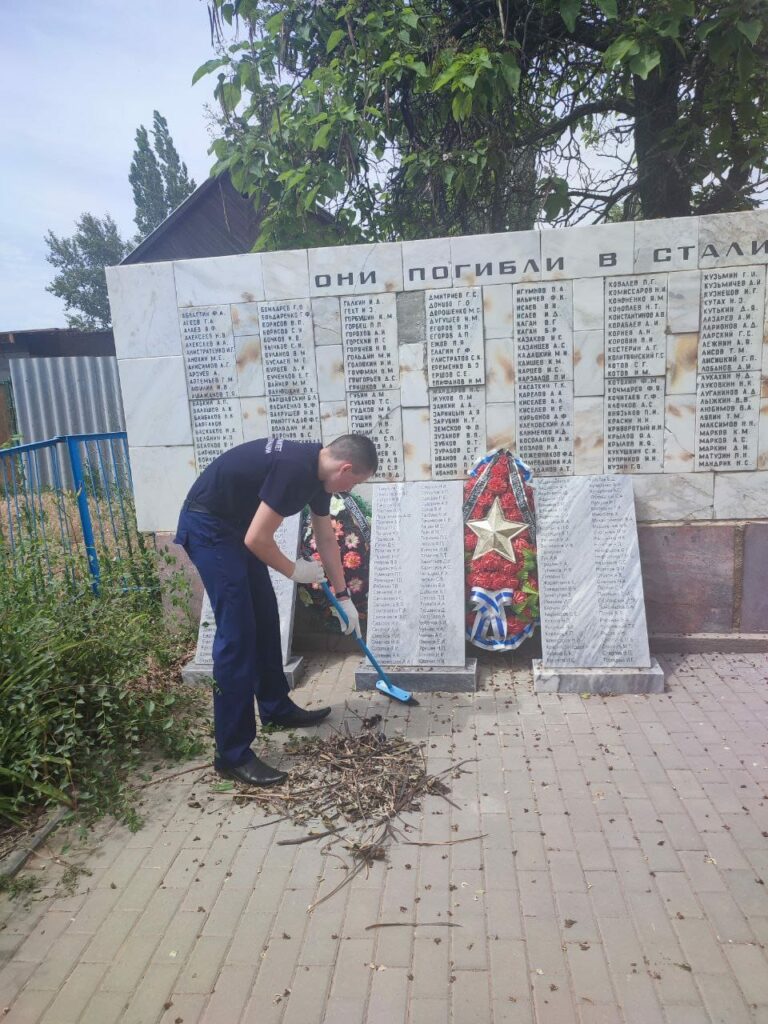 В период летних каникул волгоградские кадеты приводят в порядок мемориалы  героев Великой Отечественной войны и памятники | Волгоградский кадетский  корпус